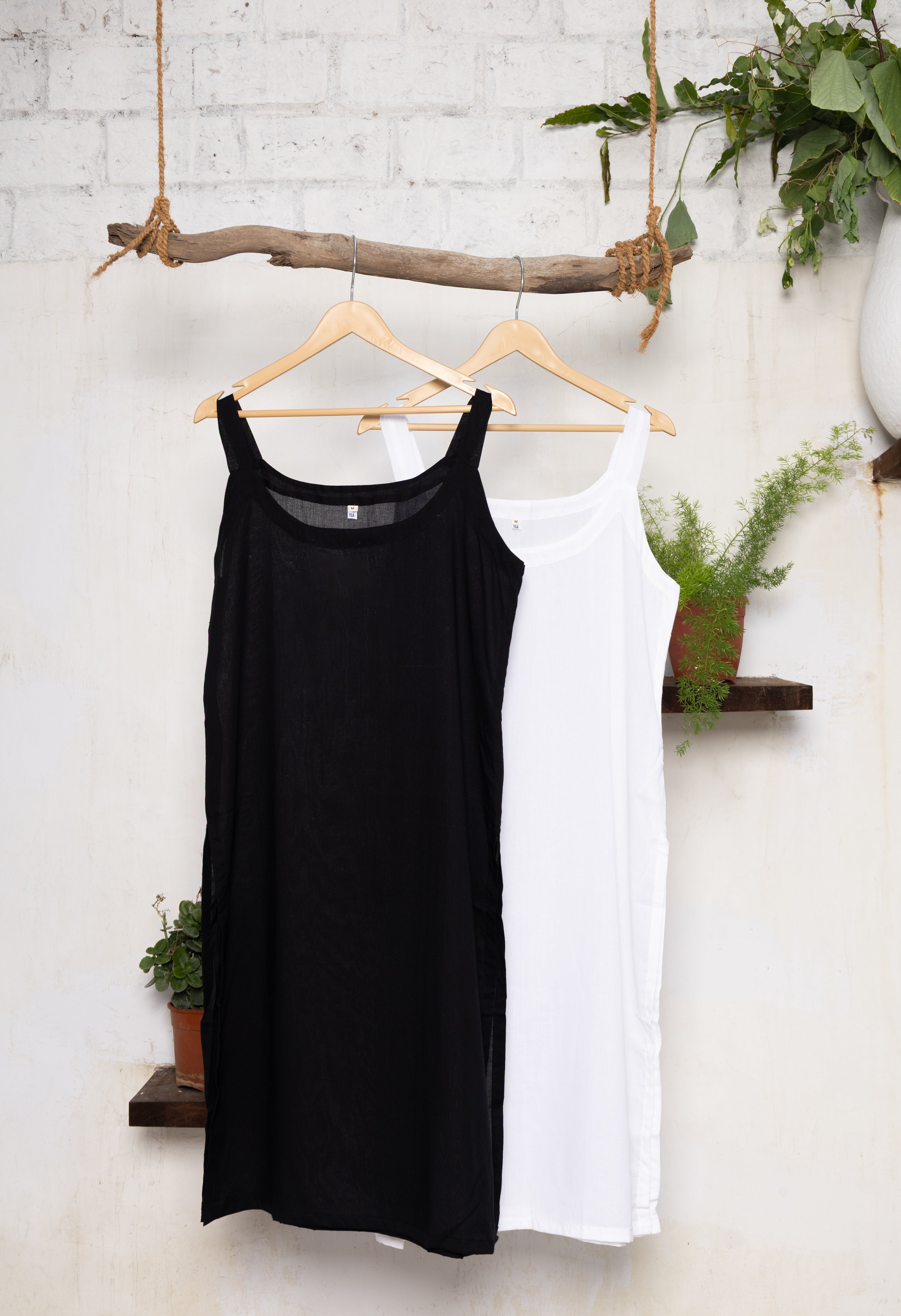 Set of 2 black and white 100% cotton slips with round neck, breathable and ideal for sensitive skin.